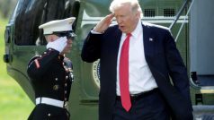 Donald Trump vystupuje z prezidentské helikoptéry Marine One