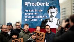 Demonstrace v Německu na podporu zadrženého novináře Yücela
