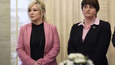 Michelle O&#039;Neillová, šéfka Sinn Féin, a Arlene Fosterová, šéfka Demokratické unionistické strany