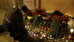 Lidé uctili oběti útoku v Petrohradě květinami a svíčkami.