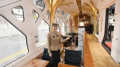 Luxusní japonský vlak Shiki-Shima nabídne kromě ubytování i zábavu - bary a restaurace