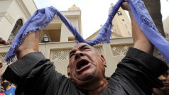 Egypťané přícházejí před křesťanský kostel v Tantě, kde došlo v neděli k explozi