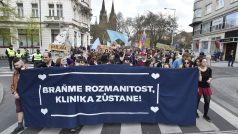 Prahou prošla 9. dubna demonstrace Neničte Kliniku, neničte město! na podporu Autonomního sociálního centra Klinika