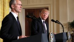 Generální tajemník NATO Jens Stoltenberg (vlevo) a americký prezident Donald Trump