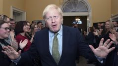 Premiér Boris Johnson přijímá gratulace