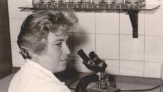 Brigita Bakovská jako laborantka na revmatologii, kolem roku 1970