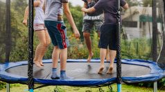 trampolína, děti skákající na trampolíně