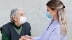 Lidé mohou navštívit své blízké v domovech pro seniory, nemocnicích nebo léčebnách dlouhodobě nemocných (ilustrační foto)