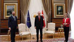 Předseda Evropské rady Charles Michel (vlevo) a předsedkyně Evropské komise Ursula von der Leyenová během setkání s tureckým prezidentem Recepem Tayyipem Erdoganem