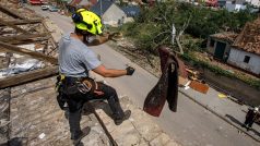 Hasiči odstraňují následky po ničivém tornádu v Mikulčicích