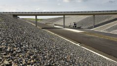 Budování dálnice D35 u Uherska (červen 2022)
