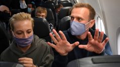 Alexej Navalnyj během letu z Berlína do Moskvy