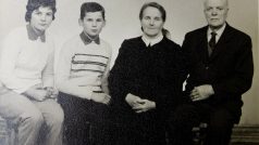 Prarodiče Hedvika a František Švédovi s vnoučaty Radslavem a Ludmilou asi v roce 1962