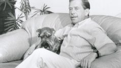Václav Havel se svým psem Ďulou
