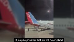 Dagestán a útok na cestující z Izraele (Captain of one of the planes, landed at Dagestan International Airport warns passengers to stay put, and not leave the plane)