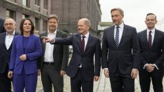 Lídři tří stran představují novou německou vládu. Zleva Norbert Walter-Borjans, Annalena Baerbocková, Robert Habeck, příští kancléř Olaf Scholz, Christian Lindner a Volker Wissing