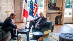 Boris Johnson zapózoval při setkání s Emmanuelem Macronem fotografům