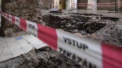 Při rekonstrukci archeologové našli i zlomky keramiky a další drobné předměty