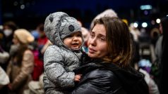 Ukrajinské ženy a děti na cestě do bezpečí