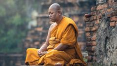 Buddhističtí mniši nosí volná roucha, příbytku na váze si proto jejich okolí mnohdy vůbec nevšimne. (ilustrační foto)