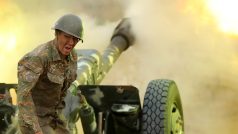 Konflikt v Náhorním Karabachu, na snímku karabašský voják pálící proti vojákům Ázerbájdžánu