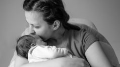 Trauma z porodu, které postihuje ženy i muže a které se mnohdy vynořuje dlouho a obtížně, doporučují odborníci sdílet (ilustrační foto)