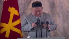 Ukázal lidskou tvář? Kim Čong-un při projevu k  výročí vládnoucí strany v jeden okamžik sejmul brýle a setřel z oka slzu