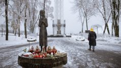 Lidé v Kyjevě si připomínají oběti hladomoru z let 1932 až 1933, který zabil miliony Ukrajinců