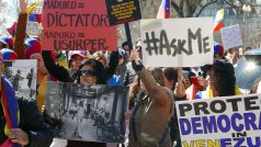 Demonstrace proti Nicolasi Madurovi ve Washingtonu