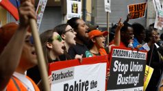 Demonstranti v New Yorku podpořili odbory Amazonu a Starbucks