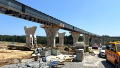Stavba mostu na dálnici D3