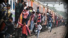 Přeplněný vlak na nádraží v Ghaziabad na předměstí Nového Dillí v Indii