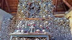 Oltář je sestavený z lidských lebek a kostí