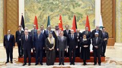 Čínský ministr zahraničí Wang I (v dolní řadě uprostřed) s delegací ministrů zahraničí z arabských a islámských zemí v Pekingu
