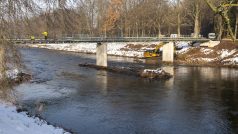 Lávka přes Labe v Přelouči už stojí na nových pilířích. Lidé na ni ale zatím nesmějí