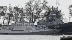 Tři ukrajinské lodě kotvící v přístavním městě Kerč na Krymu