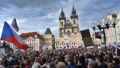 Lidé přišli demonstrovat na Staroměstské náměstí