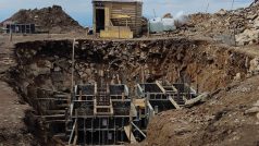 Stavební stroje ničí přírodu v okolí vrcholu Králického Sněžníku