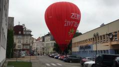 V centru Českých Budějovic ráno nouzově přistál balón