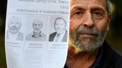 Boris Višněvskij, 65letý člen strany Jabloko, ukazuje dva další kandidáty do voleb, kteří vystupují pod jménem Boris Višněvskij