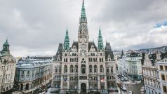 Monumentální historizující budova s prvky zaaplské renesance byla postavená v letech 1888-1893 podle projektu vídeňského architekta Franze von Neumanna