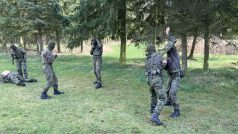 Vojáci v uniformách cvičí s maketami zbraní. Jde o trénink Vojenská střední školy