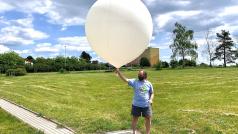 Balon se sondou vystoupá do výšky asi 35 kilometrů a pak praskne