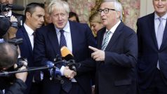 Zleva Boris Johnson a Jean-Claude Juncker v Lucemburku