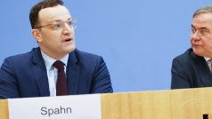 Německý ministr zdravotnictví Jen Spahn a předseda zemské vlády Severního Porýní-Vestfálska Armin Laschet