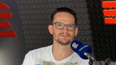 Bývalý hokejista Patrik Eliáš (vlevo) v airstreamu Radiožurnálu Sport