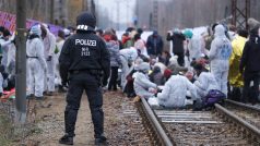 Skupina aktivistů při akci v dole Jänschwalde napadla policii, přičemž tři strážci zákona utrpěli zranění, uvedla braniborská policie.