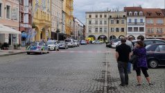 Policisté s útočníkem vyjednávali přibližně od 15.00 a uzavřeli část náměstí Přemysla Otakara II., kde se incident stal.