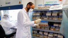 Testy na covid-19 v izraelských laboratořích