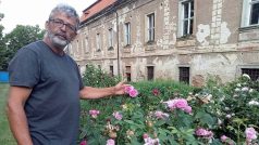 Růže na zámku v Nebílovech ukazuje zdejší kastelán Milan Fiala